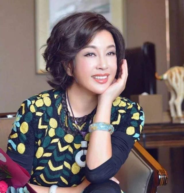 刘晓庆已63岁却怀孕了，众人不解，但还是送上了祝福