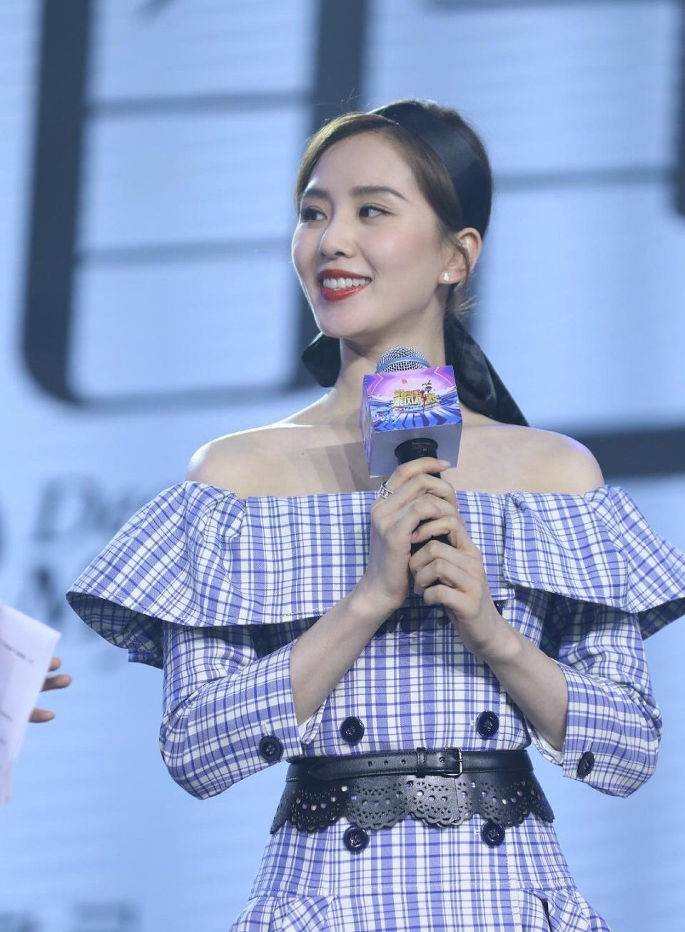 刘诗诗穿抹胸长裙亮相,天鹅颈一字锁骨吸睛,辣妈依旧很少女