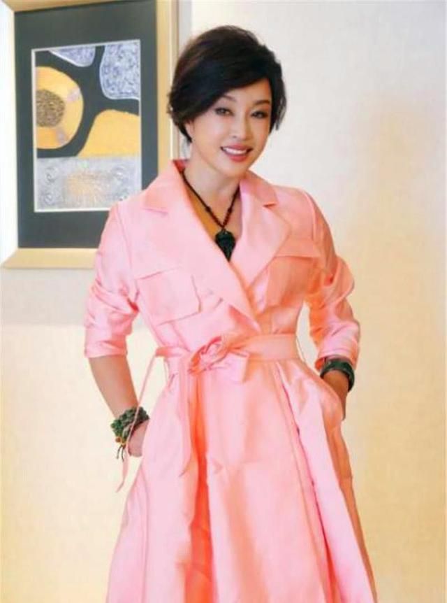 刘晓庆已63岁却怀孕了，众人不解，但还是送上了祝福