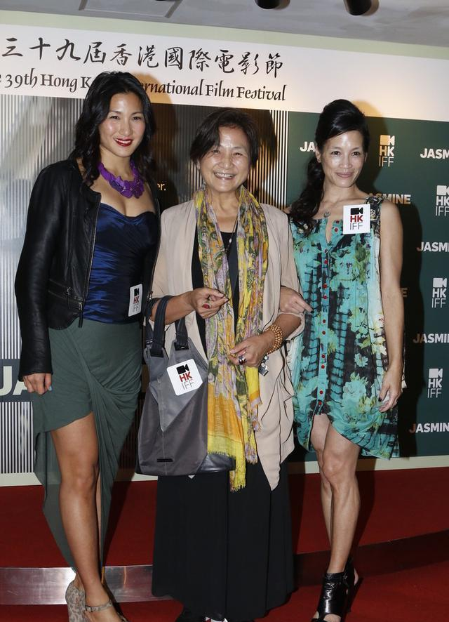郑佩佩女儿原子鏸好有型,深蓝色亮片裙高贵大方,继承妈妈好气质