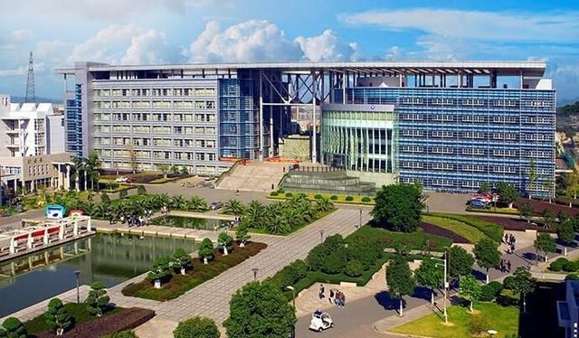 南京信息工程大排名_竺可桢先生塑像在南京信息工程大学揭幕(2)