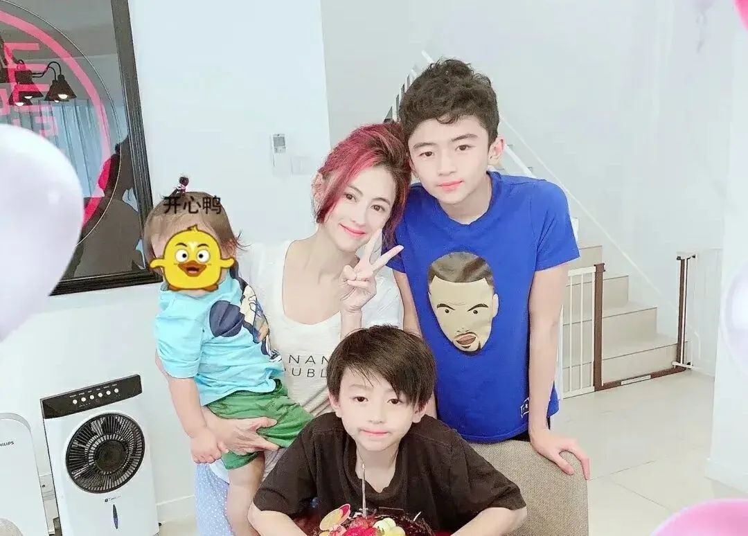 恢复单身8年后，她卖一套房1.4亿，还生了一个儿子