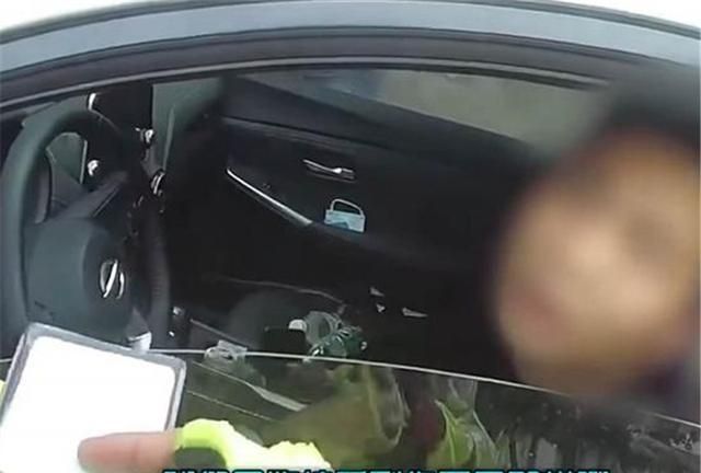 小伙违停给自己贴罚单,交警:要不是还没开工,差点就信了!