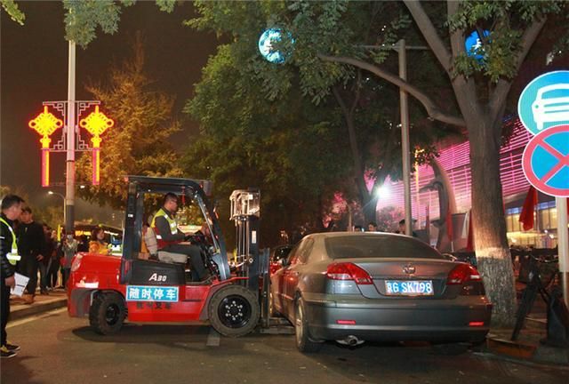 小伙违停给自己贴罚单,交警:要不是还没开工,差点就信了!