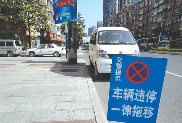 小伙违停给自己贴罚单,交警:要不是还没开工,差点就信了!