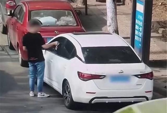 小伙违停给自己贴罚单,交警:要不是还没开工,差点就信了!