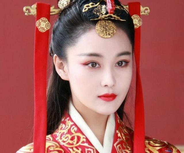 眉毛眼睛里装的都是戏,一颦一笑都是风情,她的古装造型总给人一种惊艳
