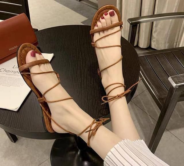 今凉鞋界的宠儿,复古罗马绑带,烫个“渣女”大波浪穿上去度假