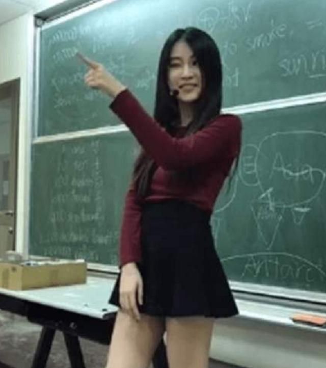 女老师穿着太'清凉',引发家长不满,老师:这是我的自由
