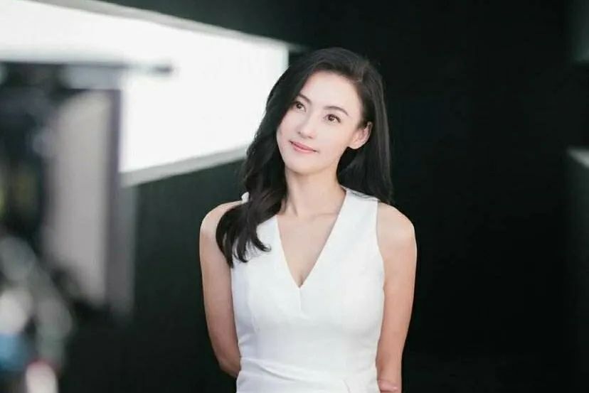 恢复单身8年后，她卖一套房1.4亿，还生了一个儿子