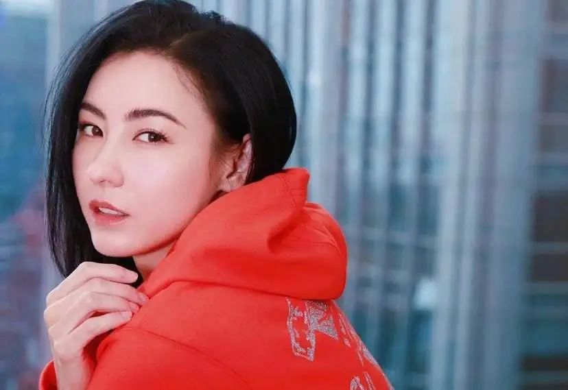 恢复单身8年后，她卖一套房1.4亿，还生了一个儿子