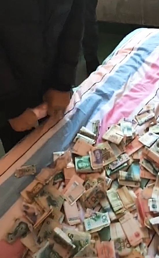 小伙收拾房间,在床底发现一个箱子,打开一看,爸妈都不高兴了