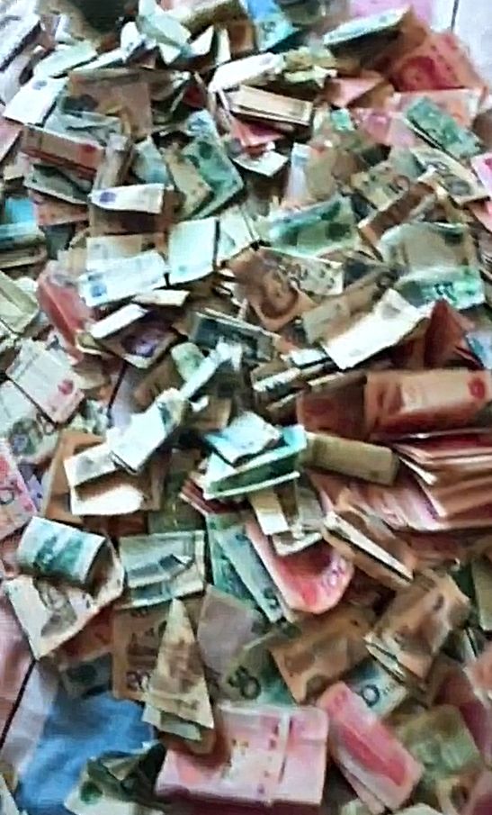 小伙收拾房间,在床底发现一个箱子,打开一看,爸妈都不高兴了