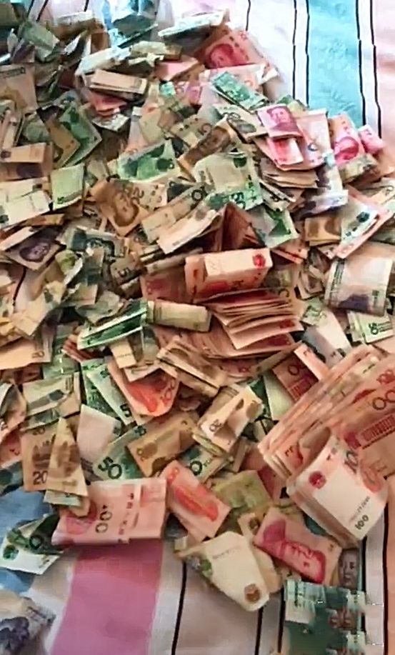 小伙收拾房间,在床底发现一个箱子,打开一看,爸妈都不高兴了