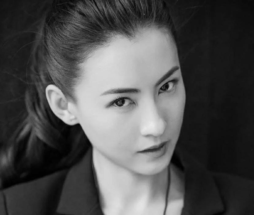 恢复单身8年后，她卖一套房1.4亿，还生了一个儿子