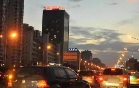 仪表盘上杵着的小黑棒有啥用？老司机车好不好一按小黑棒就知道