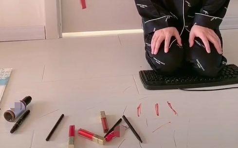 "超怂怂奶爸"带娃跪键盘火了,爷俩四目相对的那一刻,网友笑了