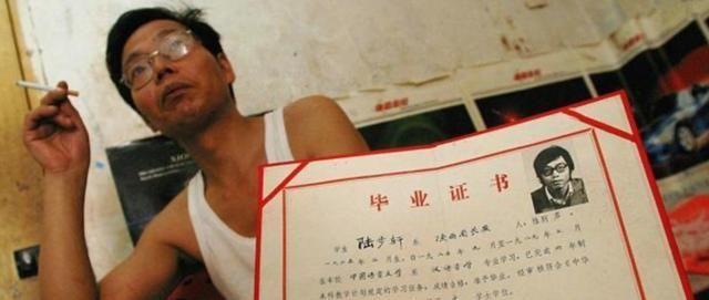 北大才子当年卖猪肉被笑,现在年营业额18亿,座驾却出奇的便宜