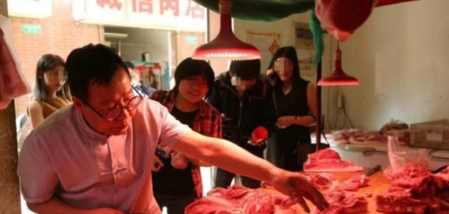 北大才子当年卖猪肉被笑,现在年营业额18亿,座驾却出奇的便宜