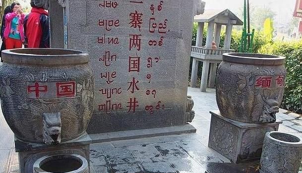 中国有意思的房子,一房两国,游客:主人出国都不用办签证了