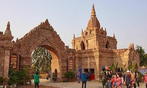 中国有意思的房子,一房两国,游客:主人出国都不用办签证了