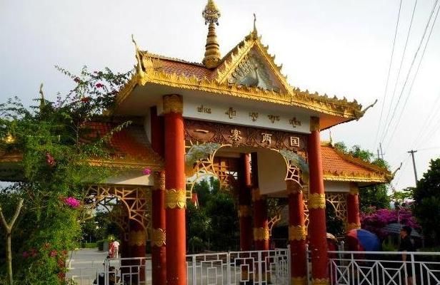 中国有意思的房子,一房两国,游客:主人出国都不用办签证了