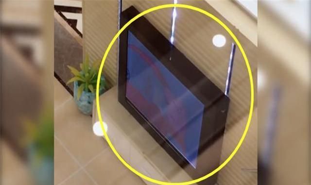 妈妈带儿子到售楼处看房，孩子盯着沙盘一动不动，走近后发现原因