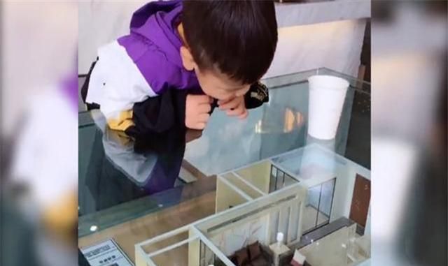 妈妈带儿子到售楼处看房，孩子盯着沙盘一动不动，走近后发现原因