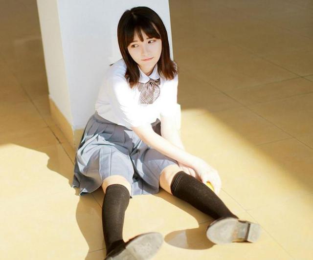 普通学校女生校服是裤子,为何贵族学校却是裙子?学姐说出隐情