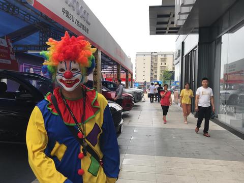 怀化万达车展第三天，一元包牌还终身保养？