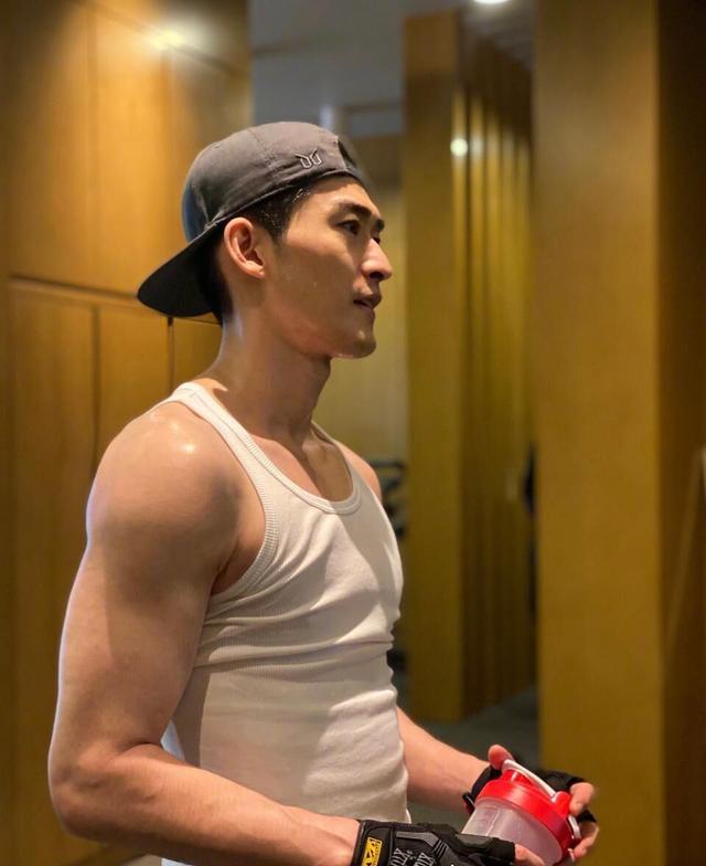 张翰想成为肌肉男有多难？晒出健身房拍摄的肌肉照，网友：算了吧