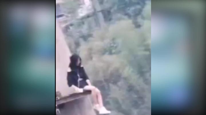 实拍！云南昭通绥江一女孩跳桥瞬间 网友叹息：不值得_新浪新闻