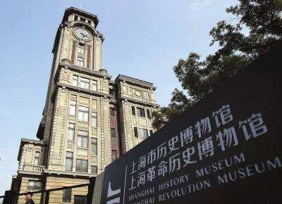 上海历史博物馆有幅油画,人们在路灯下仰望,他们在见证一件大事