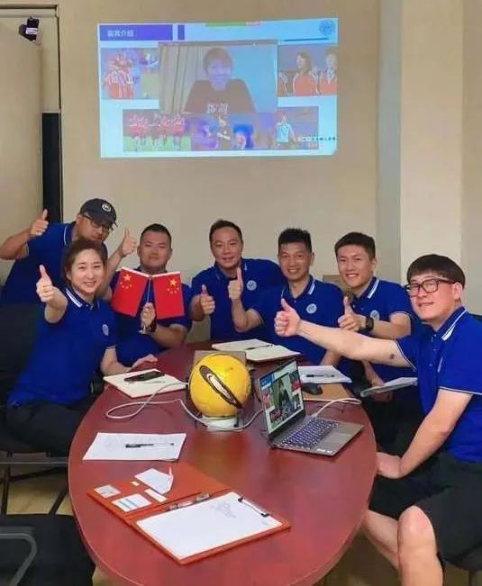 同济大学国际足球学院推出《足球文化赏析与裁判法》,图为课程教师团队与云上嘉宾合影。