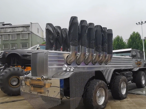 车展遇巨无霸劳斯莱斯，12个排气筒朝天，国内仅一台