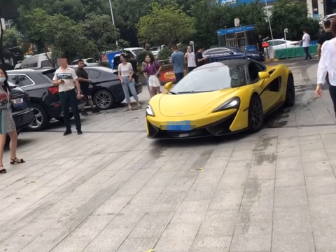 摆地摊成豪车展会，剪刀门成排，宝马默默离开