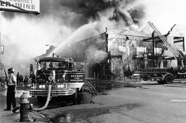 老照片:1967年美国底特律黑人大骚乱,汽车城从此一蹶不振 老照片 1967年美国底特律黑人大骚乱 汽车城从此一蹶不振