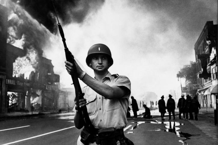 老照片:1967年美国底特律黑人大骚乱,汽车城从此一蹶不振 老照片 1967年美国底特律黑人大骚乱 汽车城从此一蹶不振