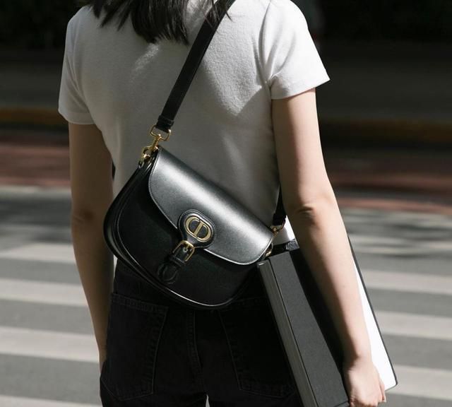 马鞍包成年必入手款式 刘嘉玲都有入手的dior Bobby成