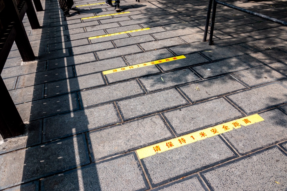 中国科罗拉多大峡谷:游客戴口罩量体温不扎堆,保持一米安全距离