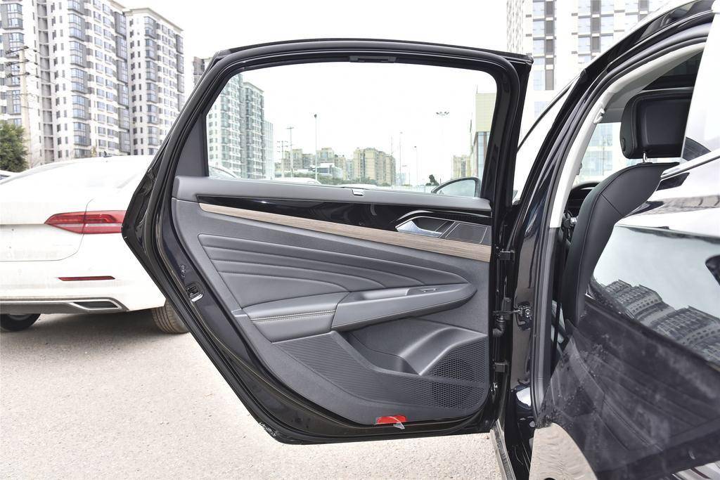 空间大油耗低!大众出品的帕萨特新能源,入手值得考虑吗?