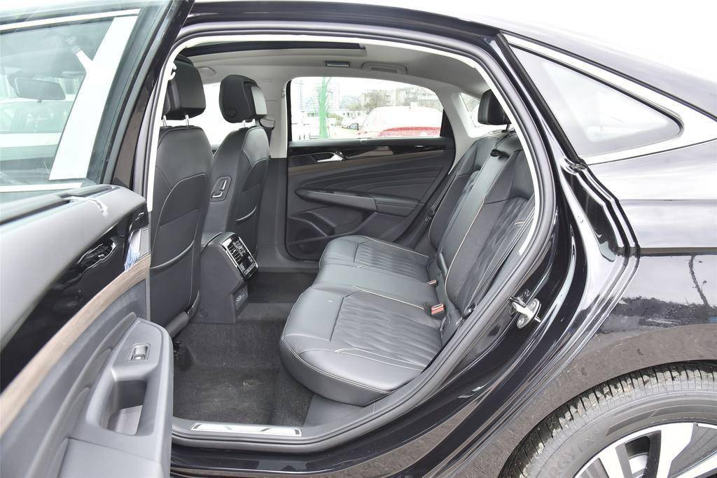 空间大油耗低!大众出品的帕萨特新能源,入手值得考虑吗?