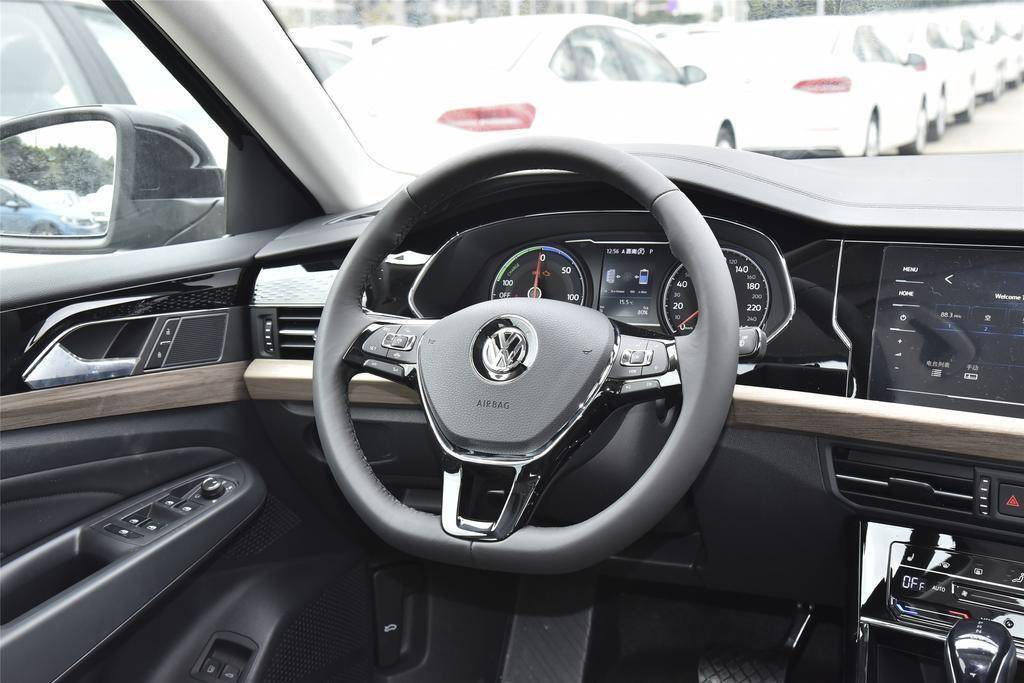 空间大油耗低!大众出品的帕萨特新能源,入手值得考虑吗?