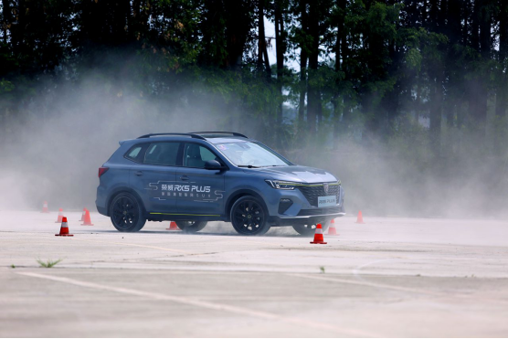 荣威RX5 PLUS驾临成都 实力演绎“新国潮”