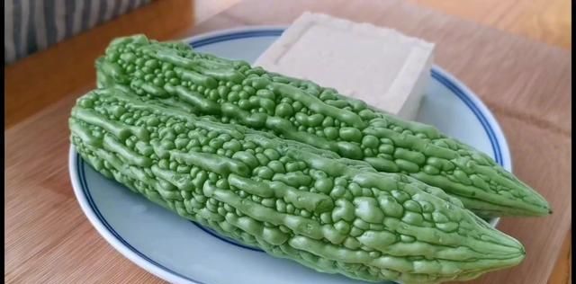 家常版苦瓜豆腐，夏天吃苦瓜清热解毒，老人孩子都非常适合
