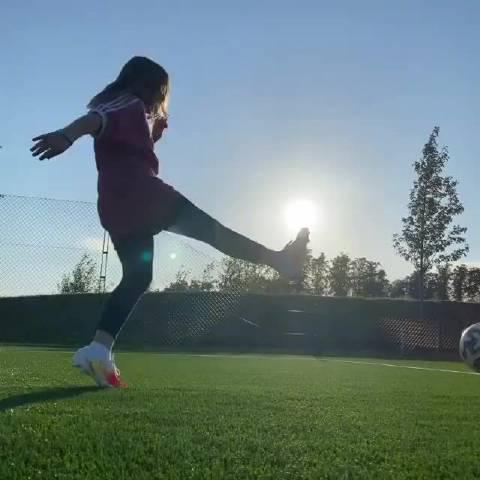 踢足球小腿应该粗吗,踢足球小腿应该粗吗女生