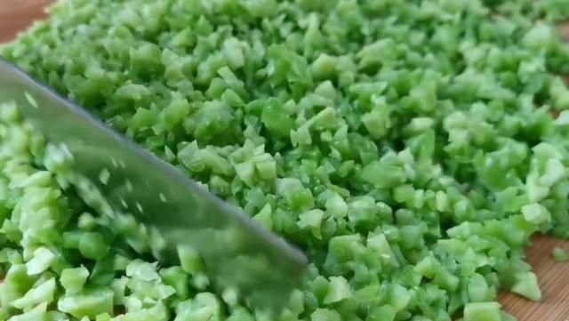 家常版苦瓜豆腐，夏天吃苦瓜清热解毒，老人孩子都非常适合