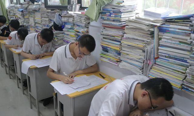 浙江追随江苏回归全国卷,三省撇嘴三市悠闲,高考江湖再掀波澜