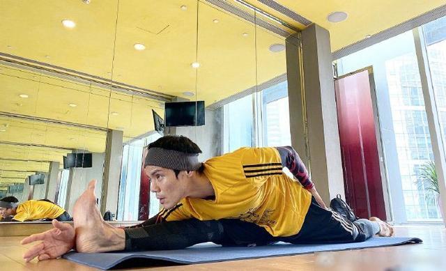 向佐在健身房练基本功,动作潇洒帅气,这基本功在别人看来却很难