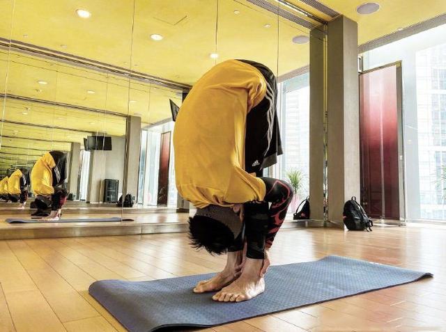 向佐在健身房练基本功,动作潇洒帅气,这基本功在别人看来却很难